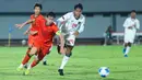 Sejak menit awal, Timnas Indonesia U-17 langsung berada di bawah tekanan. Tampak dalam foto, pemain tengah Timnas Indonesia U-17, Dava Yunna Adi Putra (ketiga kiri) berebut bola dengan Li Junpeng (China) saat laga uji coba di Indomilk Arena, Tangerang, Banten, Minggu (8/2/2026). (Bola.com/M Iqbal Ichsan)