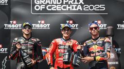 Pembalap Ducati Lenovo Marc Marquez (tengah) kian kokoh di posisi puncak klasemen pembalap MotoGP 2025. (Michal Cizek/AFP)