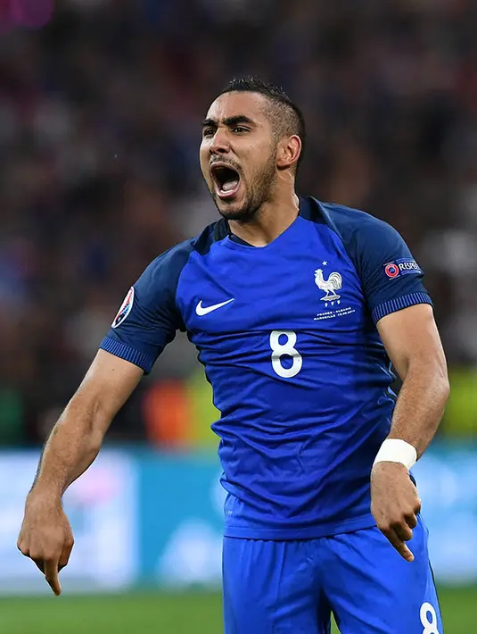 1. Dimitri Payet, menurut Squawka, pemain West Ham yang kini bersinar di Piala Eropa bersama Prancis itu menjadi incaran dari Real Madrid. Faktor Zinedine Zidane dipercaya membuat sang gelandang merapat ke Santiago Bernabeu. (AFP/Franck Fife) 