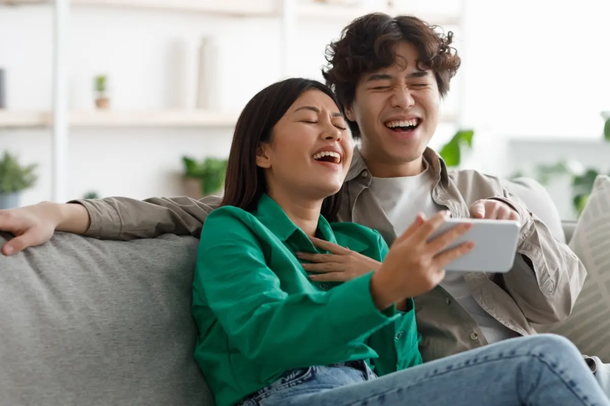 pasangan tertawa bahagia