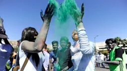 Peserta melempar bubuk berwarna saat acara marathon bertajuk 'I Love Damaskus' di Umayyah Square Damaskus, Suriah, Jumat (7/10). (REUTERS / Omar Sanadiki)