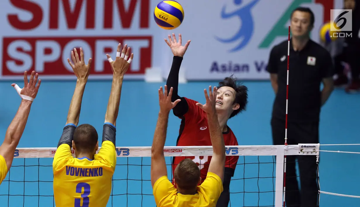 Pemain Timnas voli putra Jepang, Masahiro Yanagida melakukan smes saat melawan Kazakhstan pada 8 besar grup E Kejuaraan Voli Asia 2017 di GOR Tri Dharma, Gresik, Kamis (27/7). Jepang unggul 3-0 (25-18, 25-19, 25-23). (Liputan6.com/Helmi Fithriansyah)
