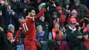 Gelandang Liverpool, Mohamed Salah merayakan gol yang dicetaknya ke gawang Watford pada laga Premier League di Stadion Anfield, Liverpool, Sabtu (17/3/2018). Liverpool menang 5-0 atas Watford. (AFP/Lindsey Parnaby)