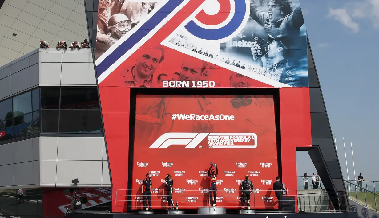 Pembalap Red Bull Max Verstappen (tengah) merayakan kemenangan pada 70th Anniversary Formula 1 Grand Prix di Sirkuit Silverstone, Silverstone, Inggris, Minggu (9/8/2020). Max Verstappen sukses menjadi yang tercepat dalam F1 GP Silverstone 2020. (Andrew Boyers, Pool via AP)