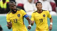 Ekuador sukses memetik tiga poin penuh usai membungkam tuan rumah Qatar dua gol tanpa balas dalam laga pembuka Piala Dunia 2022 yang berlangsung di Al-Bayt Stadium, Qatar, Minggu (20/11/2022) malam WIB. Kapten Ekuador, Enner Valencia menjadi bintang kemenangan dengan mencetak kedua gol dan berujung banyak rekor yang tercipta. (AFP/Raul Arboleda)