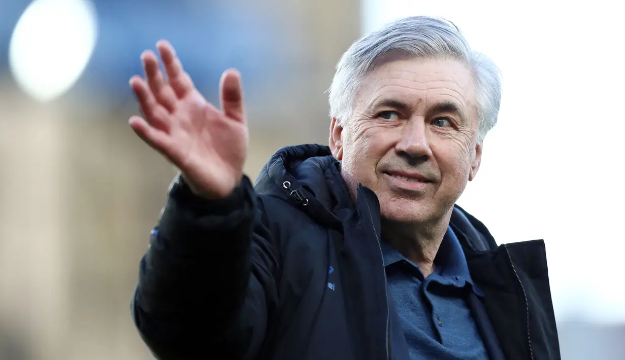 Carlo Ancelotti - Pelatih Real Madrid ini diketahui mulai merokok saat masih aktif sebagai pemain profesional yakni pada umur 25 tahun. Ia juga pernah ditegur soal kebiasaan merokok saat menukangi AC Milan pada tahun 2007. (AFP/Pool/Jan Kruger)