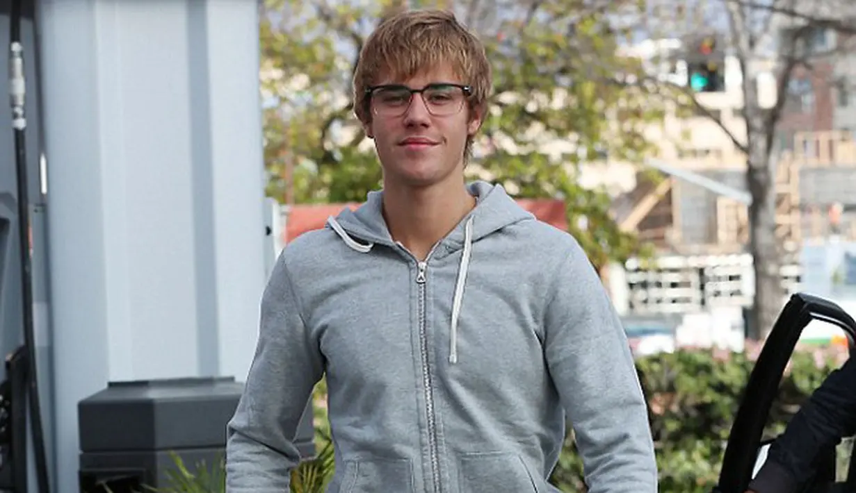 Justin Bieber hadir dengan tampilan baru. Sepertinya ia sedang rindu berpenampilan seperti dirinya masih remaja. Namun kabar lain menyiarkan perubahan ini dilakukan Justin setelah ia mendengar soal Selena Gomez. (doc.dailymail.com)