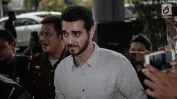Aktor Fachri Albar tiba di Kejaksaan Negeri Jakarta Selatan, Kamis (19/4). Berkas kasus dugaan penyalahgunaan narkotika yang menjerat aktor Fachri Albar telah dinyatakan lengkap oleh kepolisian. (Liputan6.com/Faizal Fanani)