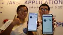 Pendiri Volume Up! dan JakSL Jerick Hartono (kanan) dan Direktur Sign Language Center Indonesia Laura Lesmana Wijaya (kiri) menunjukan aplikasi JakSL saat peluncuran di Jakarta, Kamis (9/8). (Liputan6.com/Fery Pradolo)
