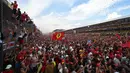 Para pendukung tim Ferrari atau Tifosi memadati Sirkuit Monza saat prosesi podium Formula 1 GP Italia 2024 pada Minggu (01/09/2024) waktu setempat. (AFP/Andrej Isakovic)