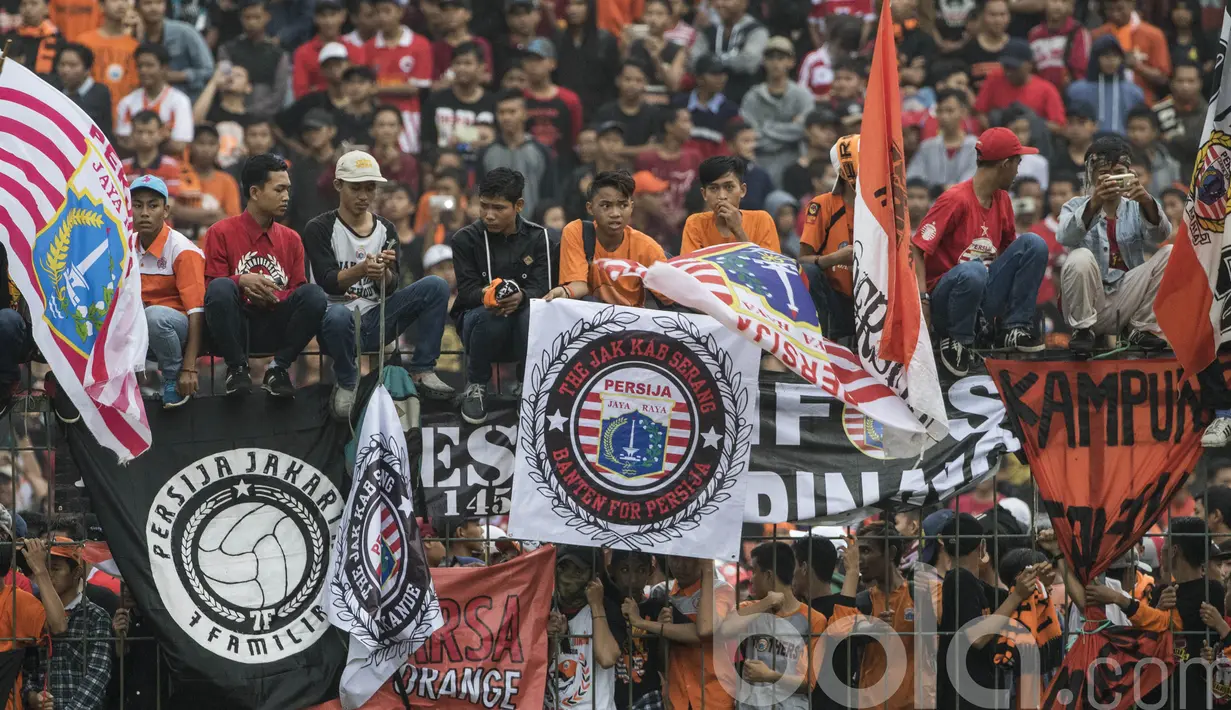 Suporter Persija Jakarta, The Jakmania, memadati stadion saat laga uji coba melawan Cilegon United. Seperti biasa The Jakmania menunjukan loyalitasnya dengan memberikan dukungan kepada Ismed Sofyan dan kawan-kawan. (Bola.com/Vitalis Yogi Trisna)