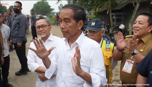 Warganet Geram Lihat Gubernur Lampung Tepuk Tangan dan Senyum Semringah Saat Jokowi Ambil Alih Perbaikan Jalan Rusak. (Doc: YouTube |&nbsp;Sekretariat Presiden)