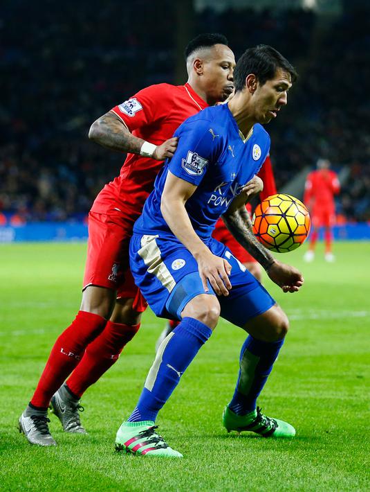 Penyerang Leicester City, Leonardo Ulloa (kanan) mengontrol bola dari kawalan bek Liverpool, Nathaniel Clyne pada lanjutan liga Inggris di King Power Stadium, Leicester, (3/2/2016). Leicester menang atas Liverpool dengan skor 2-0. (Reuters/Darren Staples)