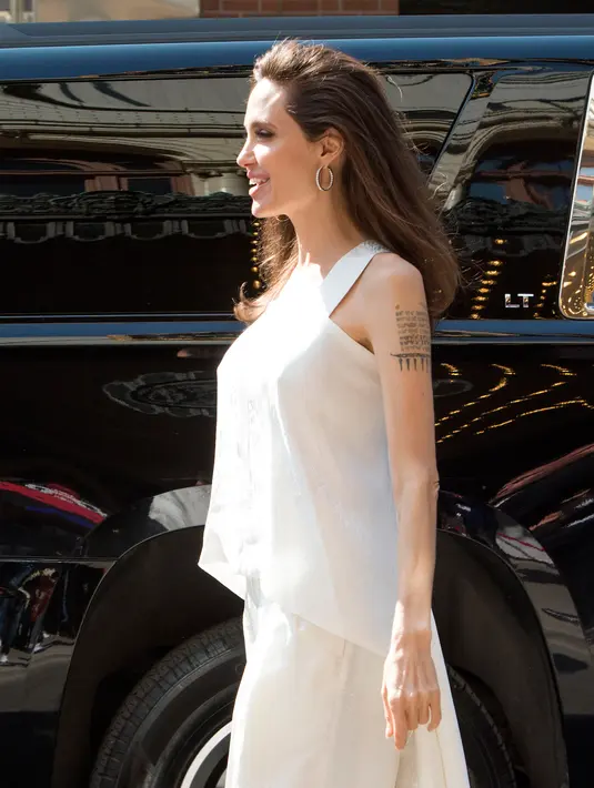 Angelina Jolie menghadiri pemutaran "The Breadwinner" di Festival Film Internasional Toronto 2017, Kanada (10/9). Aktris 42 tahun ini tampil cantik dengan busana serba putih dengan tato yang terlihat ditubuhnya. (AFP Photo/Valerie Macon)