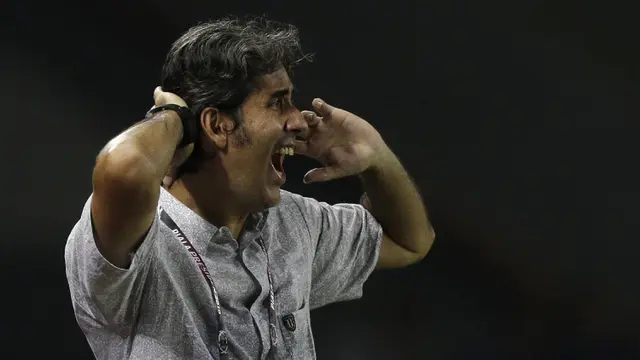 Pelatih Bali United, Stefano Teco, memberikan instruksi saat melawan Bhayangkara FC pada laga Piala Presiden 2019. (Bola.com/Yoppy Renato)