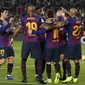 Para pemain Barcelona merayakan gol yang dicetak Lionel Messi ke gawang Valladolid pada laga La Liga di Stadion Camp Nou, Barcelona, Sabtu (16/2). Barcelona menang 1-0 atas Valladolid. (AFP/Pau Barrena)