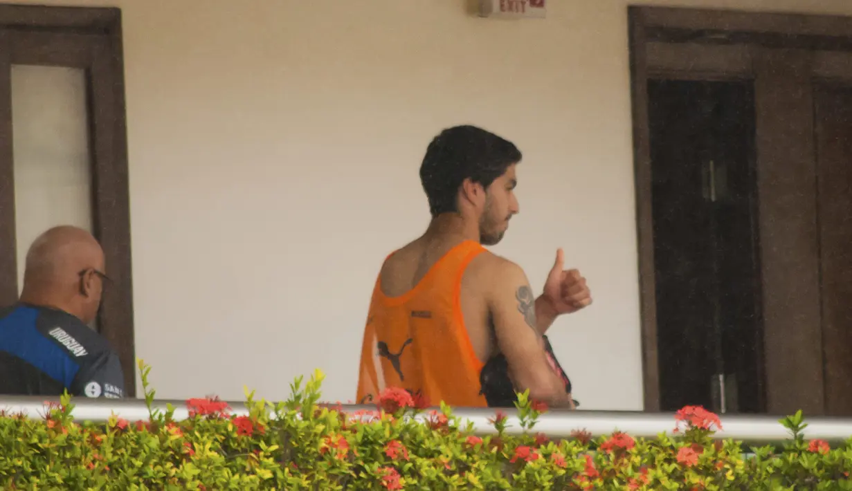 Striker Uruguay Luis Suarez harus meninggalkan hotel tempat tim Piala Dunia negaranya menginap, Brasil, Rabu (26/6/14). (REUTERS/Leo Carioca)