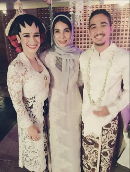 Alexandra Gottardo dan lelaki yang telah menjadi suaminya memakai busana pengantin bernuansa putih. Bintang ‘Tanah Air Beta’ ini tampak cantik dengan kebaya putih, Arif pun nampak tampan dengan busana pengantin pria putih. (via instagram/@vinnanovetri)