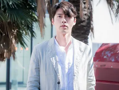Penampilan Hyun Bin satu ini juga menjadi sorotan publik. Menggunakan outer warna senada dengan kemeja yang dipakai, gaya santai Hyun Bin satu ini bisa menjadi inspirasi. (Liputan6.com/IG/@vast.ent)