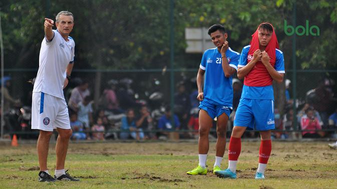 Pelatih Arema, Milomir Seslija, memberikan instruksi kepada dua pemainnya, Dalmiansyah Matutu dan Vikrian Akbar. (Bola.com/Iwan Setiawan)