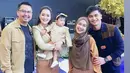 Ria Ricis tampil dengan gamis coklat yang serasi dengan kerudungnya. Ia pun hadir bersama anak dan suaminya. @vegadarwanti123