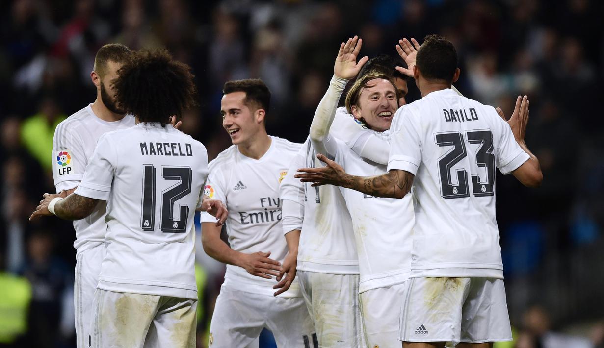 Pemain Real Madrid, Luka Modric, merayakan gol bersama rekan-rekannya saat melawan Villarreal pada lanjutan La Liga Spanyol di Stadion Santiago Bernabeu, Madrid, Rabu (20/4/2016) atau Kamis dini hari WIB. (AFP/Pierre-Philippe Marcou)