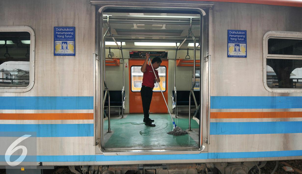 Petugas kebersihan sedang membersikan gerbong penumpang kereta jurusan Jakarta Kota- Tanjung Priok di stasiun Jakarta Kota, Senin (21/12). PT Kereta Api Indonesia (KAI) kembali mengoperasikan lintas Jakarta Kota-Tanjung Priok. (Liputan6.com/Yoppy Renato)