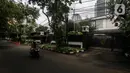 Suasana rumah dinas Edhy Prabowo setelah satu hari tertangkap KPK, di Jalan Widya Chandra V, no 26, Jakarta, Kamis (26/11/2020). KPK menetapkan Menteri Kelautan dan Perikanan Edhy Prabowo sebagai tersangka korupsi suap Izin Ekspor Benih Lobster di KKP. (Liputan6.com/Johan Tallo)