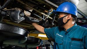 Mekanik melakukan servis mobil Suzuki. (SIS)