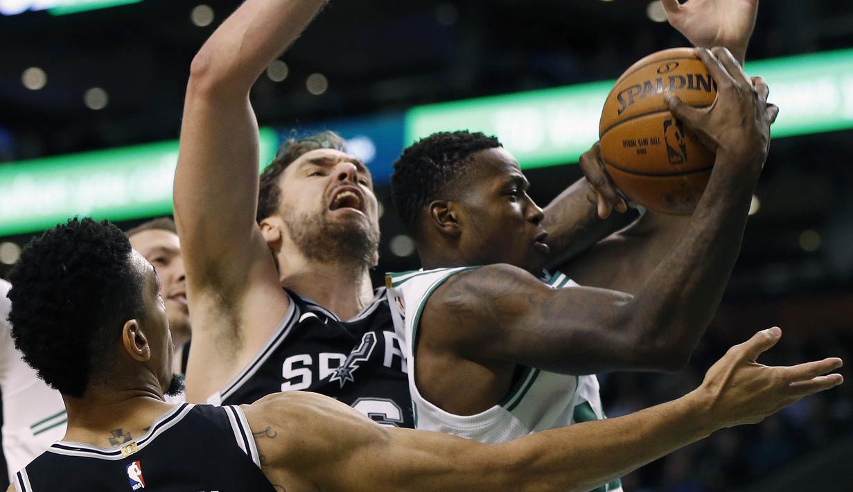 Pebasket Boston Celtics, Terry Rozier, berusaha menghindari penjagaan pebasket San Antonio Spurs pada laga NBA di TD Garden, Boston, Senin (30/10/2017). Celtics menang 108-94 atas Spurs. (AP/Michael Dwyer)