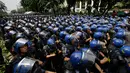 Barikade polisi anti huru-hara berjaga mengamankan aksi massa di dekat Kedutaan Besar AS di Manila, Filipina (11/11). (AP Photo/Aaron Favila)