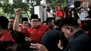 Suasana saat elite dan massa PDIP  terlibat saling dorong dengan petugas keamanan saat hendak masuk untuk mengantarkan pengurus DPP mendaftarkan bakal caleg.ke Gedung KPU, Jakarta, Selasa (17/7). (Merdeka.com/ Iqbal S. Nugroho)