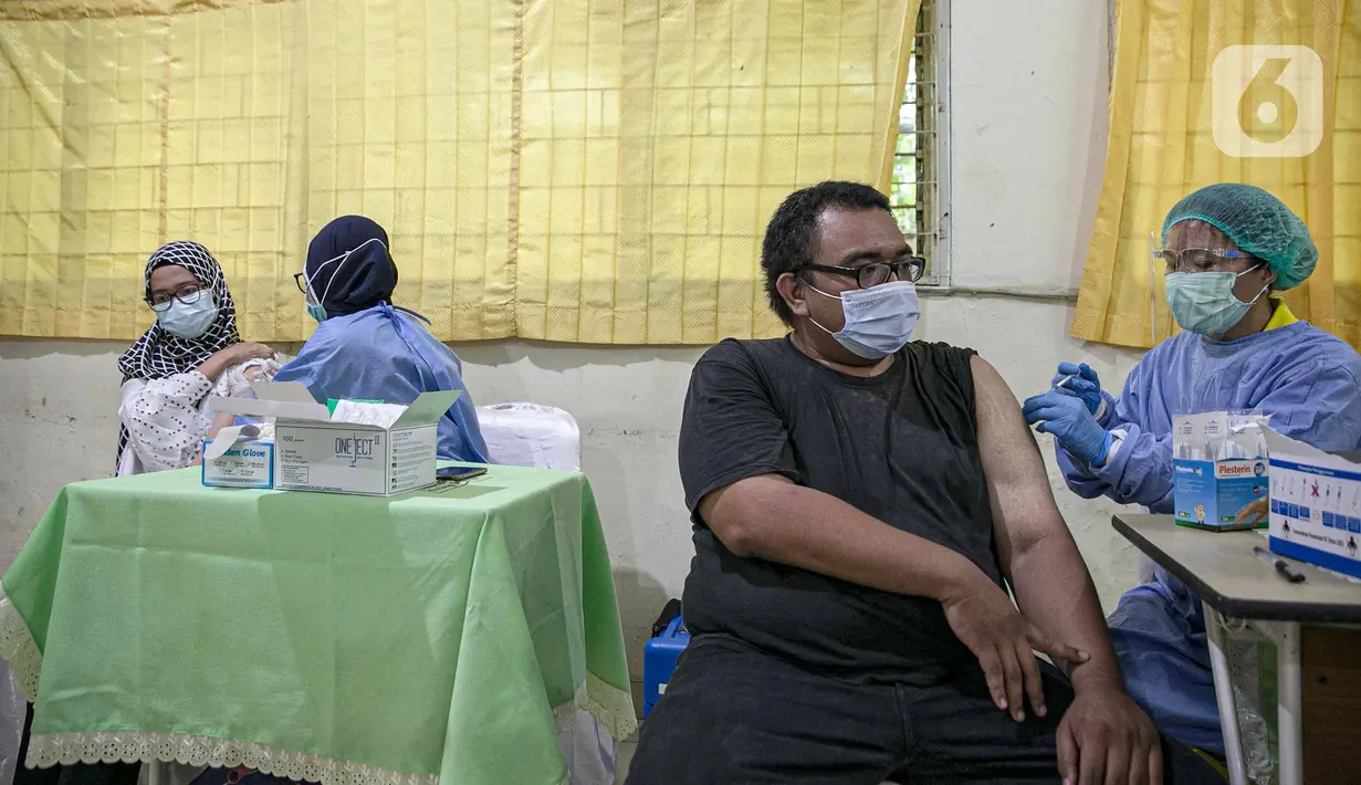 Tenaga kesehatan menyuntikkan vaksin COVID-19 pada tenaga pendidik di SMP 216, Jakarta Pusat, Selasa (6/4/2021). Pemerintah akan mengatur kembali pemberian vaksin Covid-19 kepada masyarakat karena terbatasnya pasokan vaksin saat ini. (Liputan6.com/Faizal Fanani)