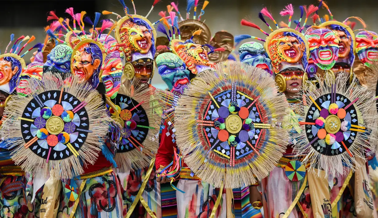Peserta mengenakan kostum dan riasan berpose saat mengikuti parade Canto a la Tierra di Pasto, Kolombia (3/1). Parade Canto a la Tierra juga dikenal dengan karnaval orang kulit hitam dan kulit putih di Pasto. (AFP Photo/Luis Robayo)