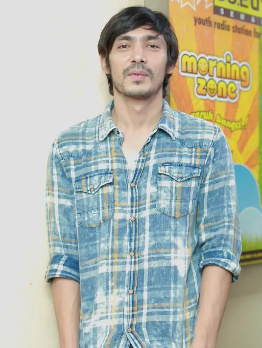 "Itu memang hidup saya, nggak bisa lari dari situ. Saya coba lari berkali-kali jual burger bikin warung kopi bangkrut, mentok-mentoknya balik ke sini (film). Nggak bakat jualan," jelas Abimana Aryasatya. (Galih W. Satria/Bintang.com)