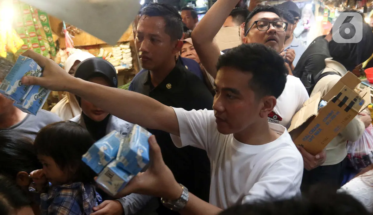 "Tadi kita cek beberapa harga ya terutama cabai ya, agak naik. Tadi kita belanja beberapa ini juga buah-buah, sayur, dan lain-lain. Tapi yang paling menonjol itu cabai ya, cabai agak mahal di 95 (ribu per kilogram)," kata Gibran. (Liputan6.com/Herman Zakharia)