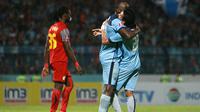 Herman Dzumafo (Persela) memeluk Dendi Sulistyawan saat menjamu Barito Putera (27/6/2016) di Lamongan. Laga ini berakhir dengan skor 4-2 untuk keunggulan Persela. (Bola.com/Fahrizal Arnas)