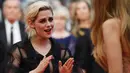 Aktris Kristen Stewart berbincang saat tiba dalam pembukaan Festival Film Cannes ke-69 di Cannes, Prancis selatan, Rabu (11/5/2016). (AFP PHOTO / Valery Hache)