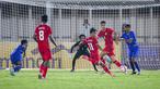 Pemain Timnas Indonesia U-20, M Riski Afrisal berusaha melepaskan tendangan ke arah gawang Maldewa pada laga Grup F Kualifikasi Piala Asia U-20 2025 di Stadion Madya, Senayan, Jakarta, Rabu (25/09/2025). (Bola.com/Bagaskara Lazuardi)