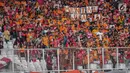 Aksi suporter Persija, The Jakmania saat memberi dukungan kepada tim kesayangan mereka menghadapi Persib dalam laga pekan kedelapan Shopee Liga 1 2019 di SUGBK, Jakarta, Rabu (10/7/2019). Pendukung Persib, Bobotoh, dilarang datang ke SUGBK. (Liputan6.com/Faizal Fanani)