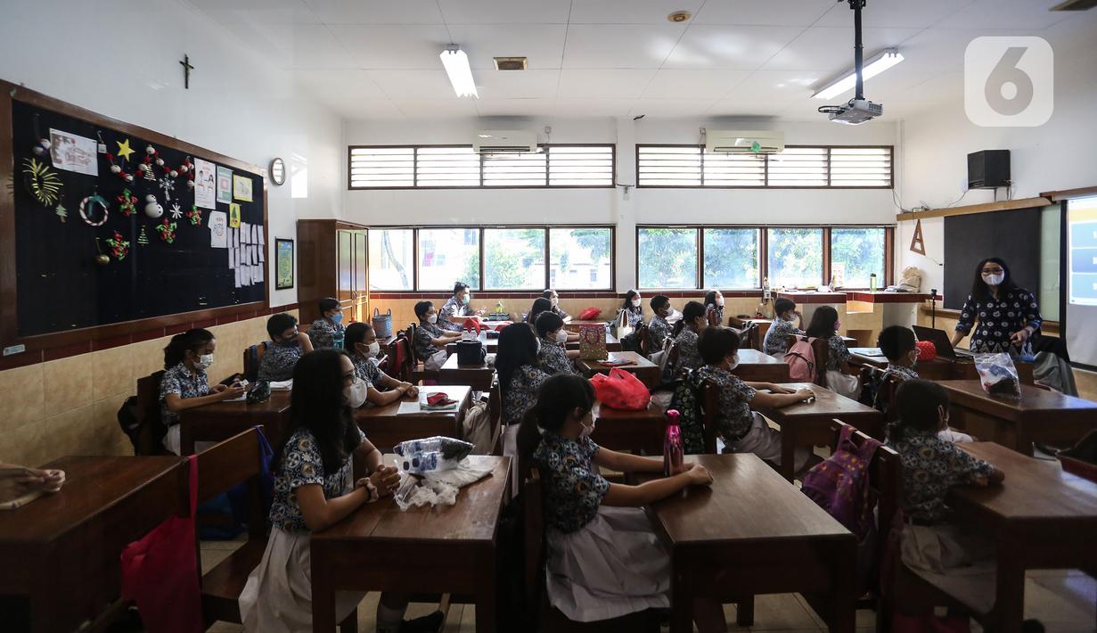 Sejumlah siswa mengikuti kegiatan belajar mengajar secara tatap muka saat PPKM level 1 di SD Pangudi Luhur, Jakarta, Rabu (25/5/2022). PPKM level 1 kini diberlakukan untuk wilayah Jakarta dan sekitarnya. Selama PPKM level 1, sekolah di Jabodetabek bisa melangsungkan Pembelajaran Tatap Muka (PTM) 100 persen. (Liputan6.com/Johan Tallo)
