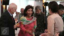 Menteri Kelautan dan Perikanan, Susi Pudjiastuti menyambut kedatangan para peserta The Marine and Fisheries Business and Investment Forum di Kantor KKP, Jakarta, Kamis (11/2/2016). (Liputan6.com/Angga Yuniar) 