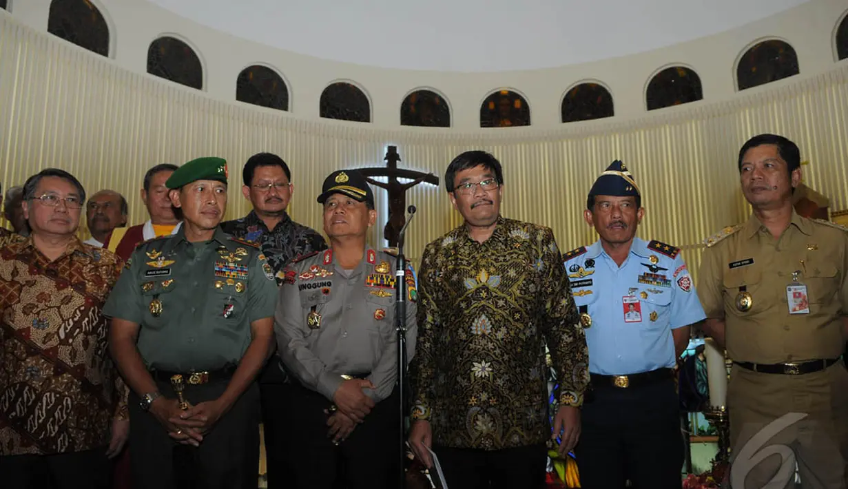 Dalam kunjungannya, Wagub DKI Jakarta Djarot didampingi Kapolda Metro Jaya Unggung Cahyono, Pangdam Jaya, Pangkoop AU-1, dan Kejati Provinsi DKI Jakarta, Rabu (24/12/2014). (Liputan6.com/Herman Zakharia)