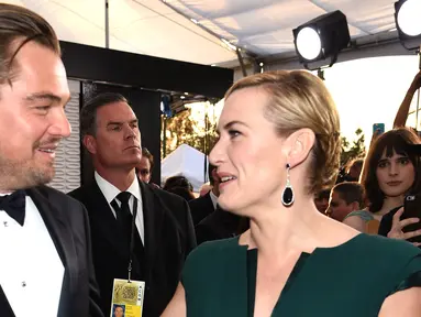 Aktor Leonardo DiCaprio (kiri) dan Kate Winslet menghadiri ajang penghargaan Screen Actors Guild Awards (SAG) 2016 di Los Angeles, California, 30 Januari 2016. (Dimitrios Kambouris/Getty Images untuk Turner/AFP)