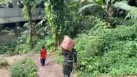 Personel TNI jalan kaki bawa bantuan untuk korban banjir di Tapanuli Tengah
