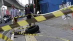 Pejalan kaki melintas di dekat penutup trotoar yang rusak di Jalan RS Fatmawati, Jakarta, Selasa (14/7/2019). Dua buah penutup trotoar di Jalan RS Fatmawati rusak parah, kondisi ini mengganggu kenyamanan dan membahayakan pejalan kaki, terutama pada malam hari. (Liputan6.com/Helmi Fithriansyah)