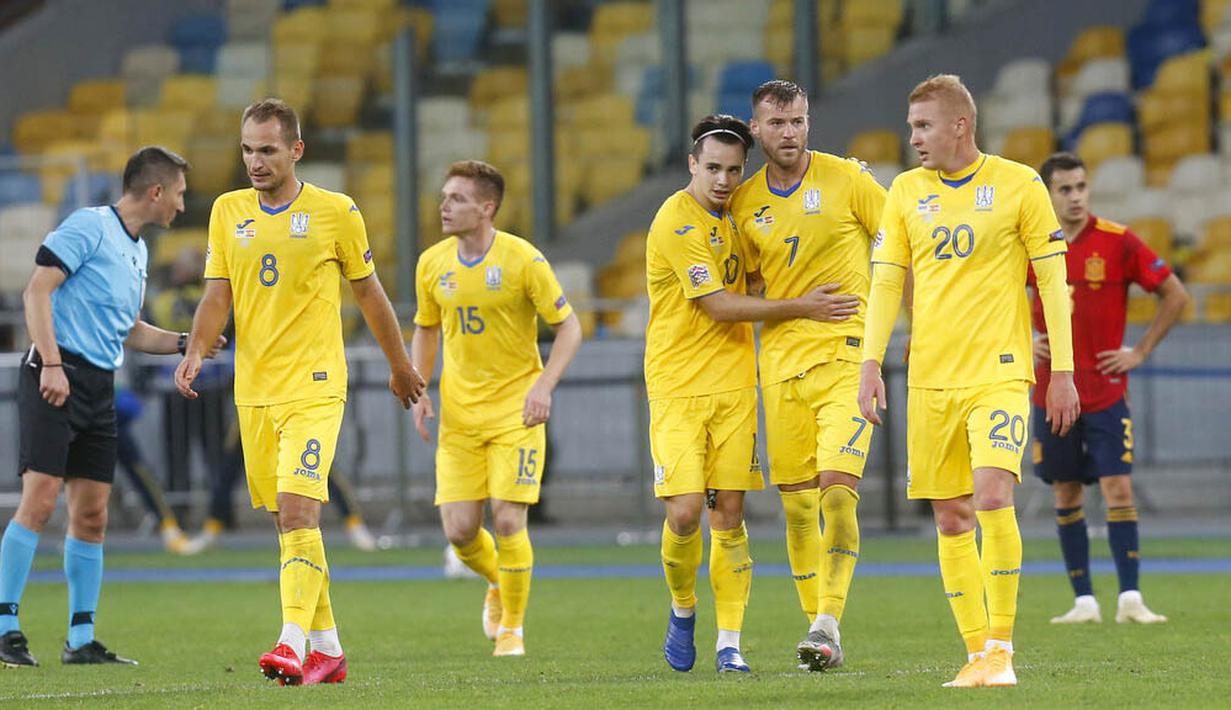 Para pemain Ukraina merayakan gol yang dicetak oleh Viktor Tsigankov ke gawang Spanyol pada laga UEFA Nations League di Stadion Olimpiyskiy, Rabu (14/10/2020). Ukraina menang dengan skor 1-0. (AP/Efrem Lukatsky)