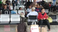 Calon pemudik menunggu bus di Terminal Pulo Gebang, Jakarta, Kamis (22/6). Memasuki H-3 Idul Fitri, Terminal Pulo Gebang mulai dipadati ribuan pemudik dengan berbagai tujuan, termasuk ke luar Pulau Jawa. (Liputan6.com/Immanuel Antonius)
