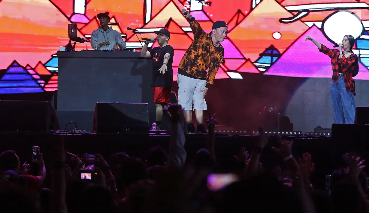 Kolaborasi Iwa K dan Sweet Martabak dalam acara "Hodgepodge Superfest 2019", di Allianz Ecopark, Ancol, Sabtu (31/8/2019). Iwa K dan Sweet Martabak tak henti-hentinya mengajak penonton bernyanyi dan bergoyang. (Liputan6.com/Herman Zakharia)