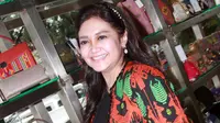  Berdarah Batak, Bella Saphira Koleksi Batik Jawa